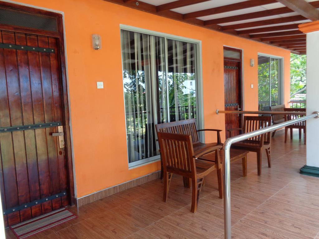 Man Guest Polonnaruwa Hotel Buitenkant foto
