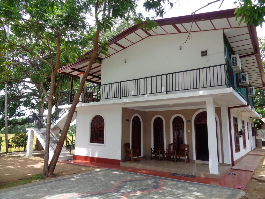 Man Guest Polonnaruwa Hotel Buitenkant foto