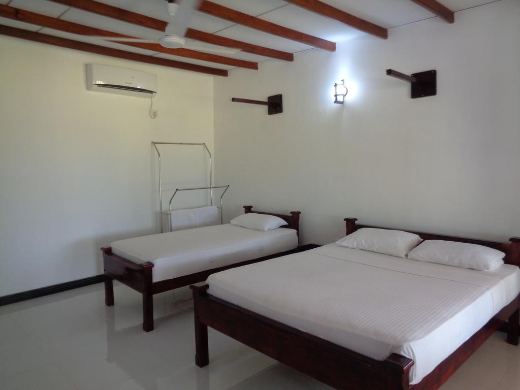 Man Guest Polonnaruwa Hotel Buitenkant foto