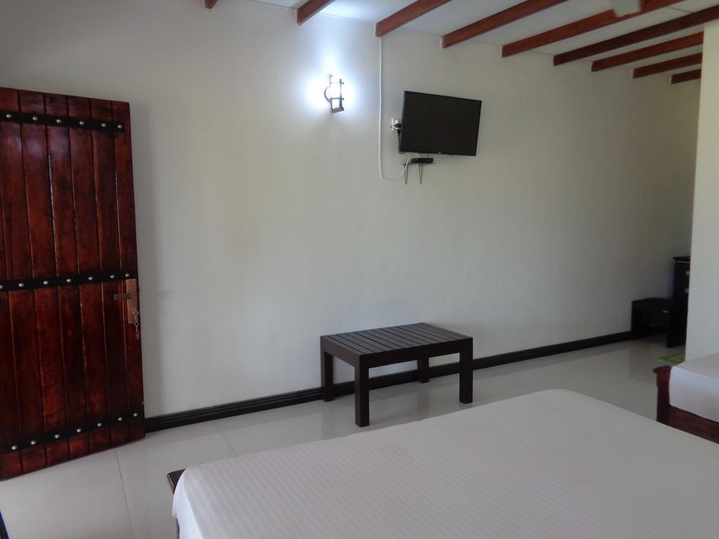 Man Guest Polonnaruwa Hotel Buitenkant foto