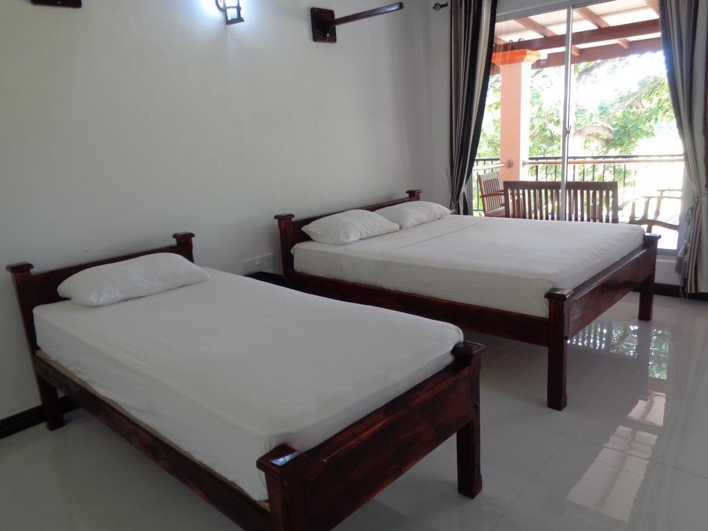 Man Guest Polonnaruwa Hotel Buitenkant foto