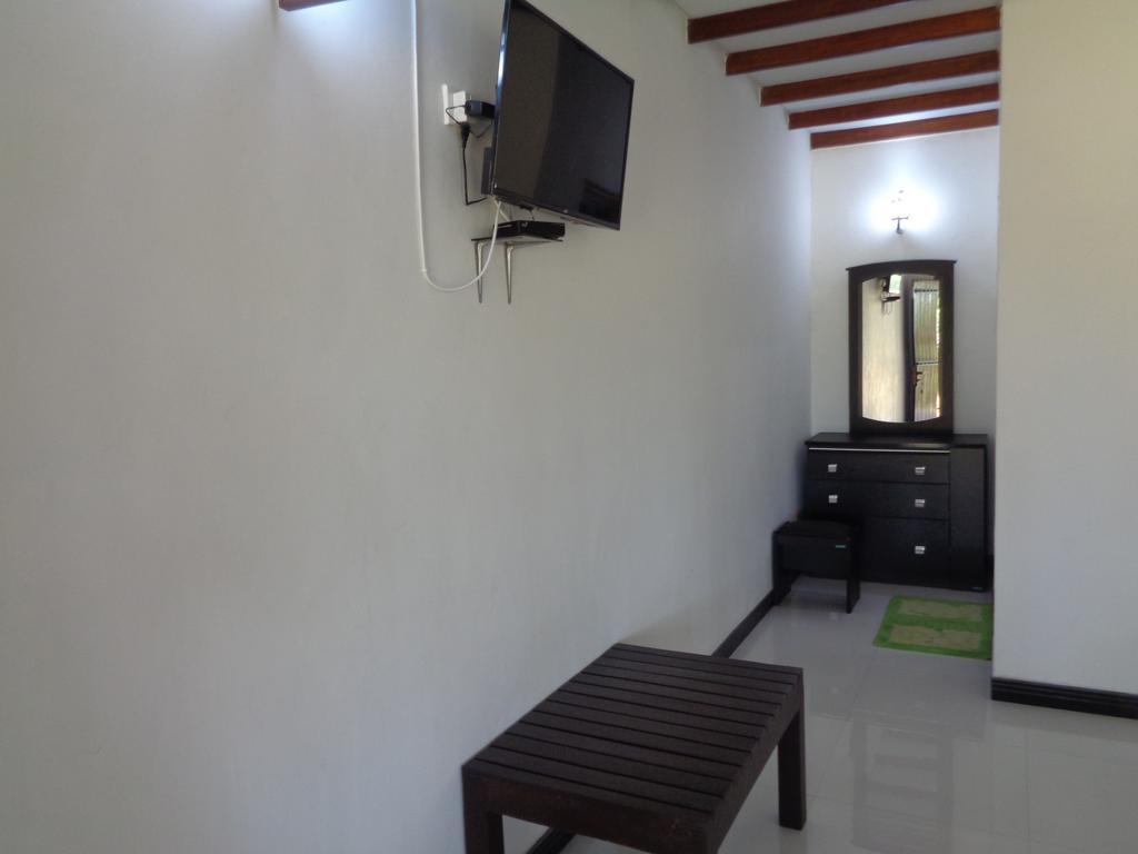 Man Guest Polonnaruwa Hotel Buitenkant foto