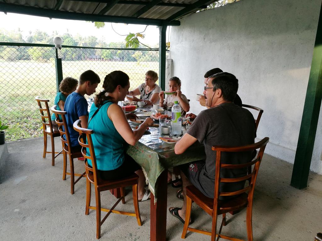 Man Guest Polonnaruwa Hotel Buitenkant foto