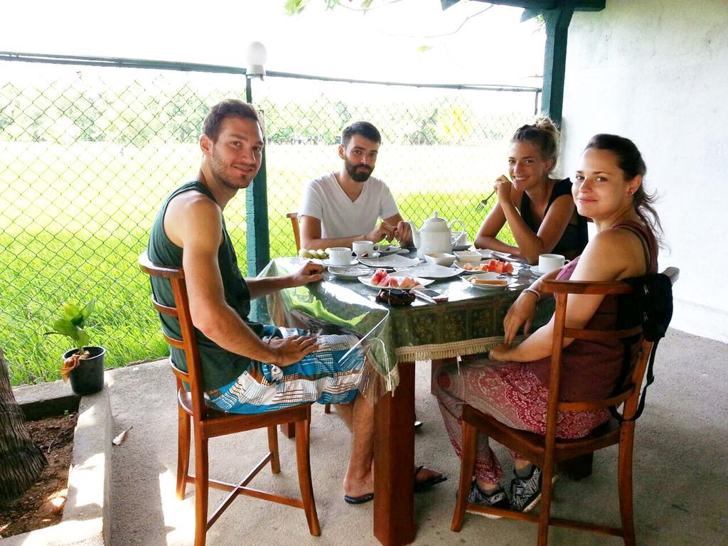 Man Guest Polonnaruwa Hotel Buitenkant foto